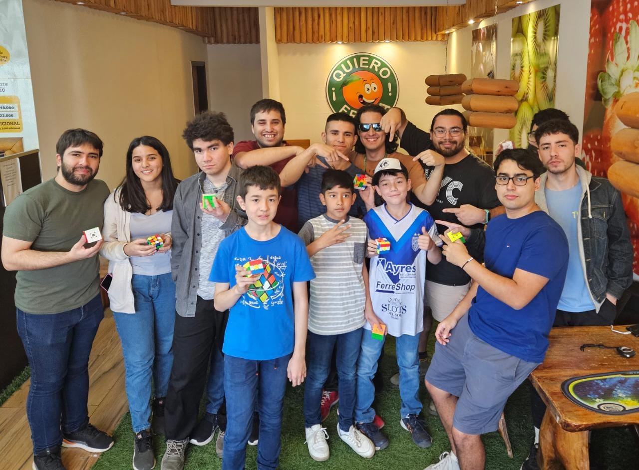 participantes del torneo Quiero Fruta Cubing, posando en grupo con sus cubos